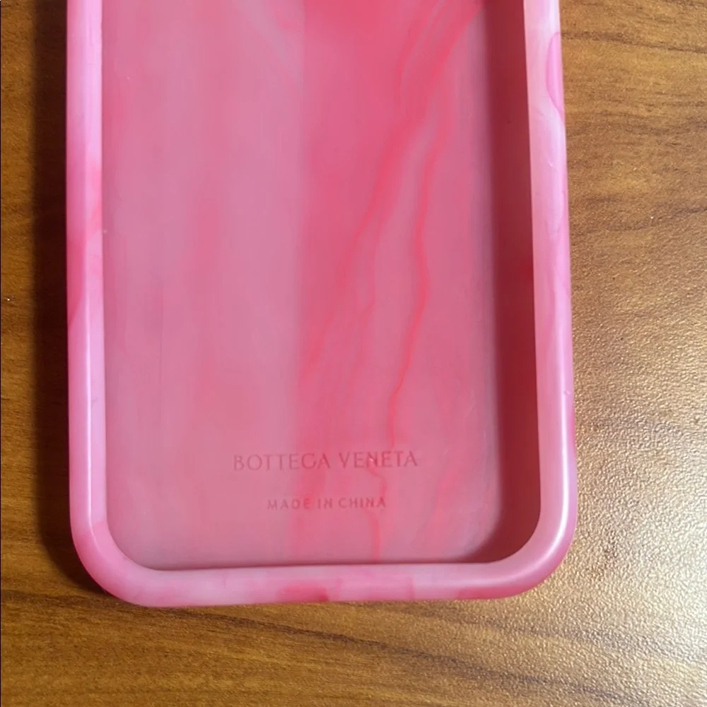 Bottega Veneta Pink Quilted iPhone 14 pro Case - Picture 3 of 4